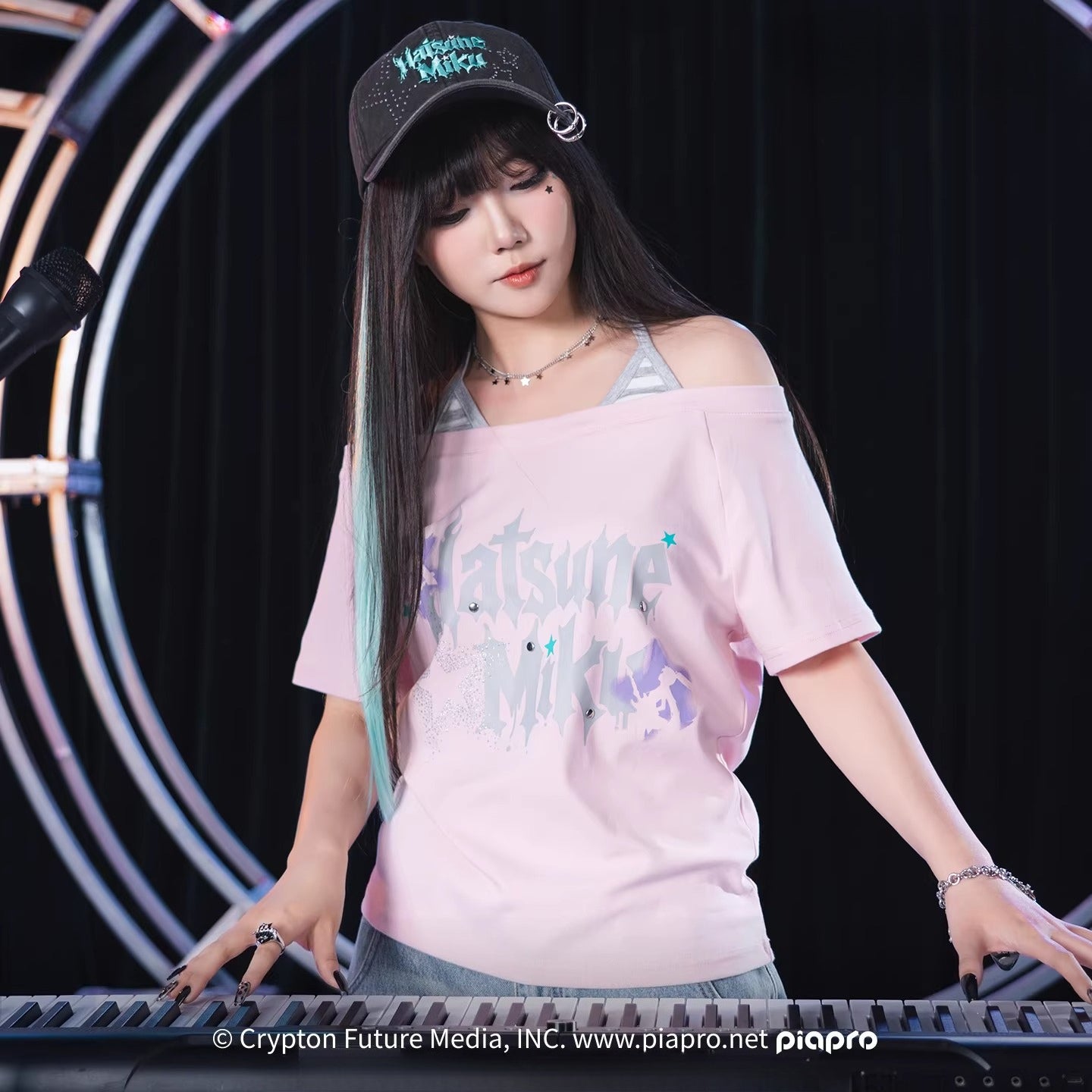 Official Hatsune Miku Rock Future Vintage Off-Shoulder Cropped T-Shirt for Women, Loose-Fit Top