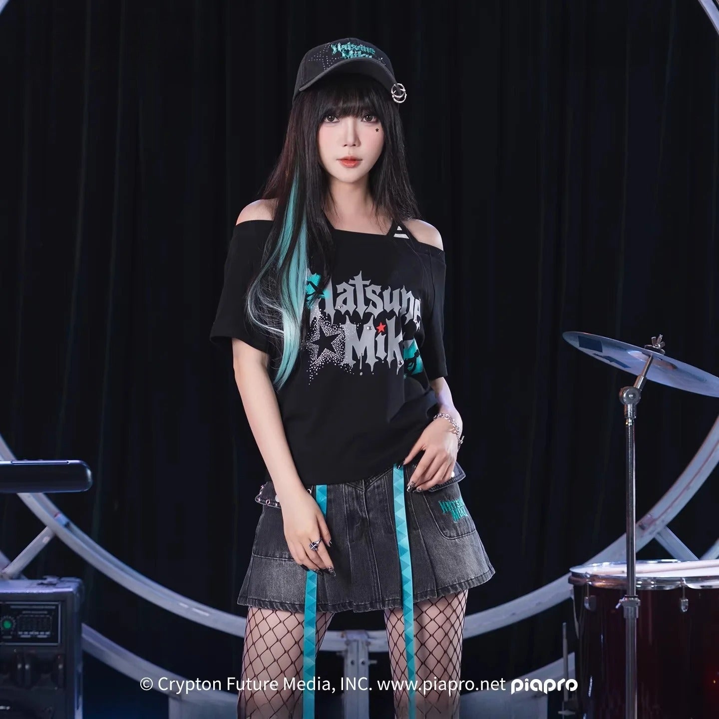 Official Hatsune Miku Rock Future Vintage Off-Shoulder Cropped T-Shirt for Women, Loose-Fit Top